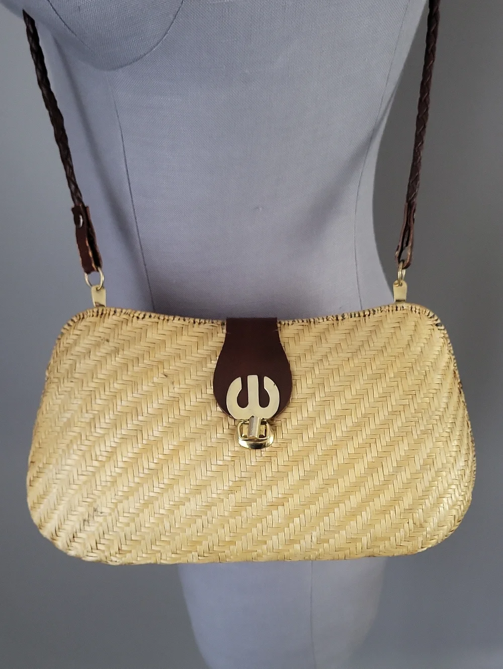 Vintage Woven Straw Rattan shoulder Bag with Leather Trim & Statement Clasp - Picture 4 of 16